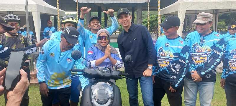 pesepeda-payakumbuh-dapat-honda-scoopy-dari-walikota-sawahlunto