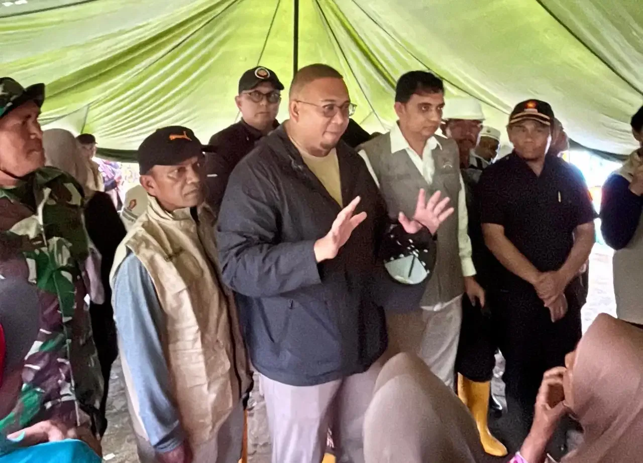 andre-rosiade-bagikan-ribuan-sembako-dan-genset-untuk-korban-galodo-maninjau