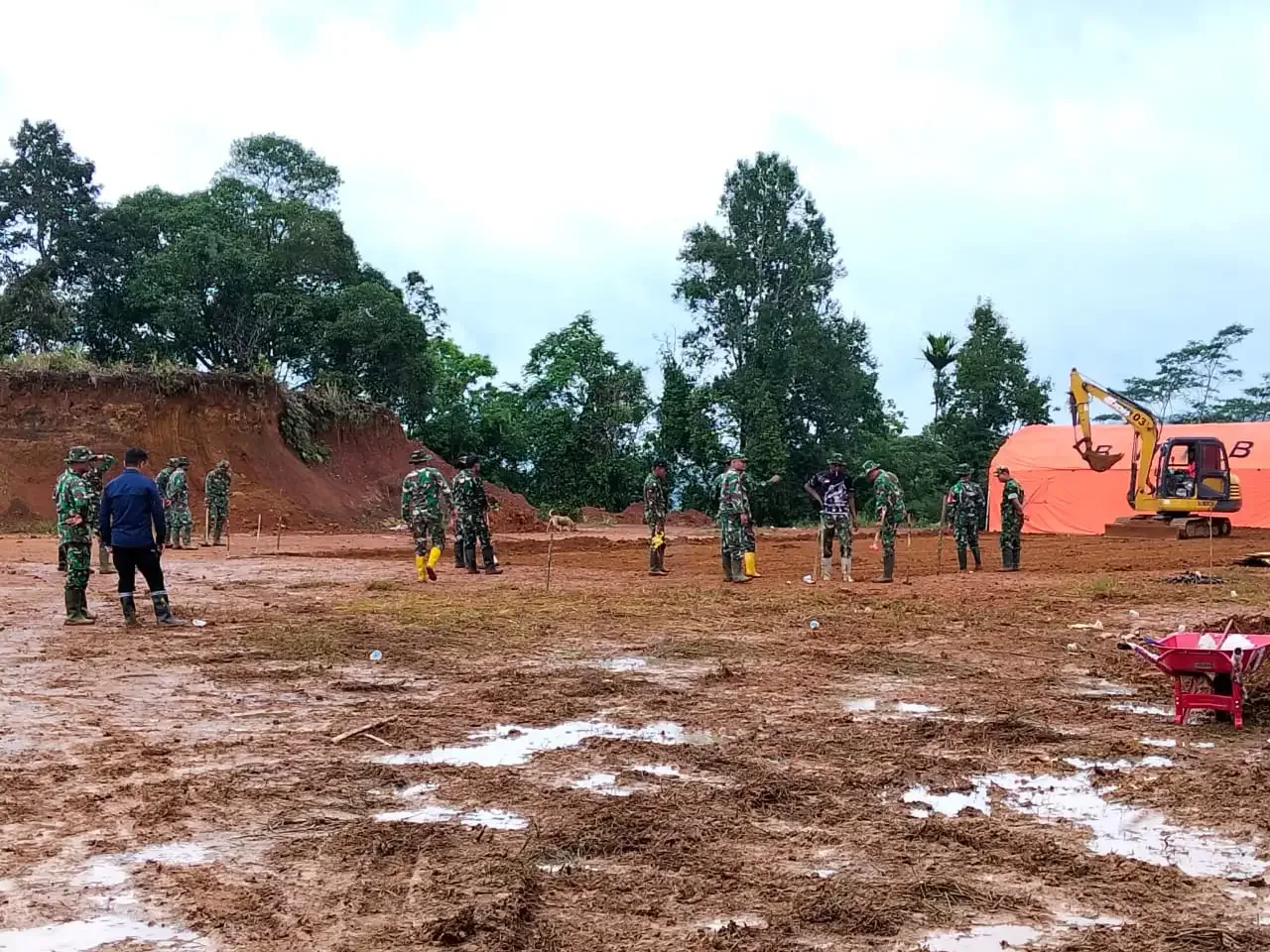 tni-gotong-royong-bangun-huntara-korban-bencana-di-nagari-koto-tinggi