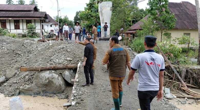 deputi-kemenko-bidang-infrastruktur-tinjau-kerusakan-infrastruktur-di-agam