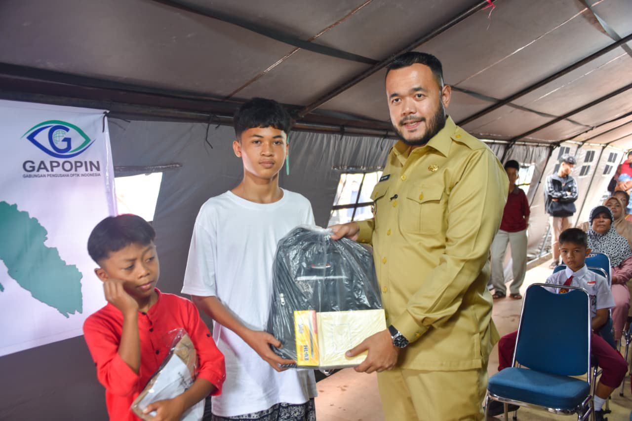 wali-kota-padang-serahkan-bantuan-untuk-pelajar-terdampak-banjir