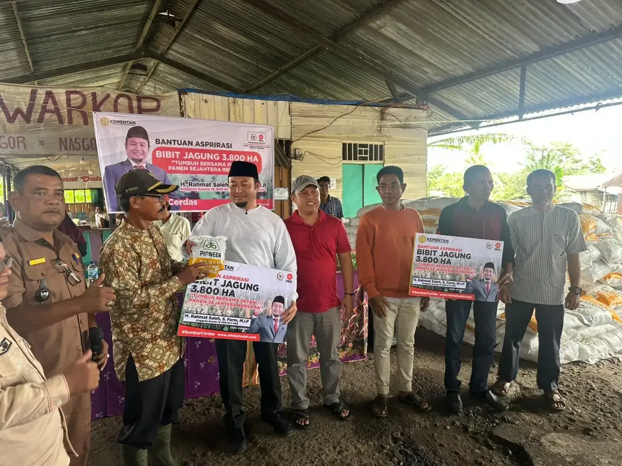 genjot-produksi-jagung,-rahmat-saleh-berikan-bantuan-8-ton-bibit-di-pessel
