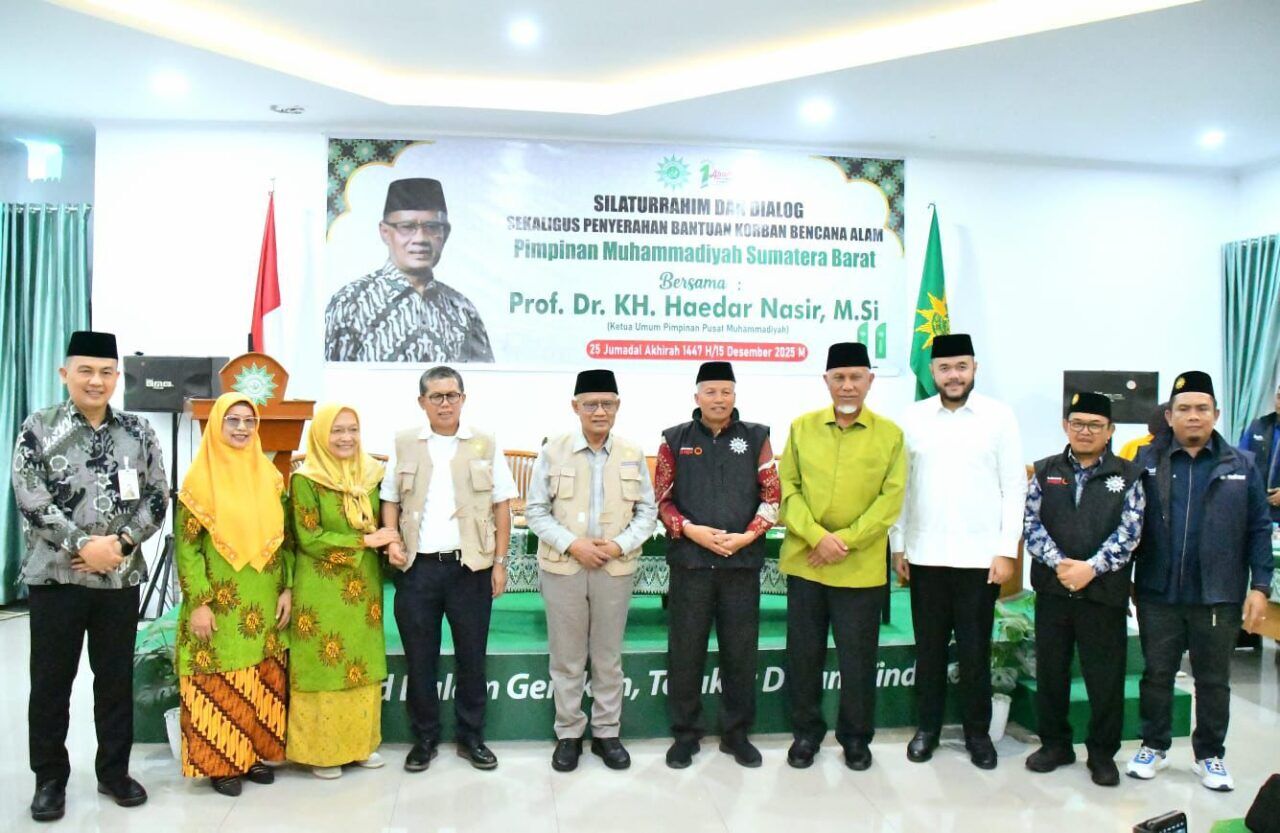 muhammadiyah-salurkan-bantuan-rp2-miliar-untuk-korban-bencana-di-sumbar