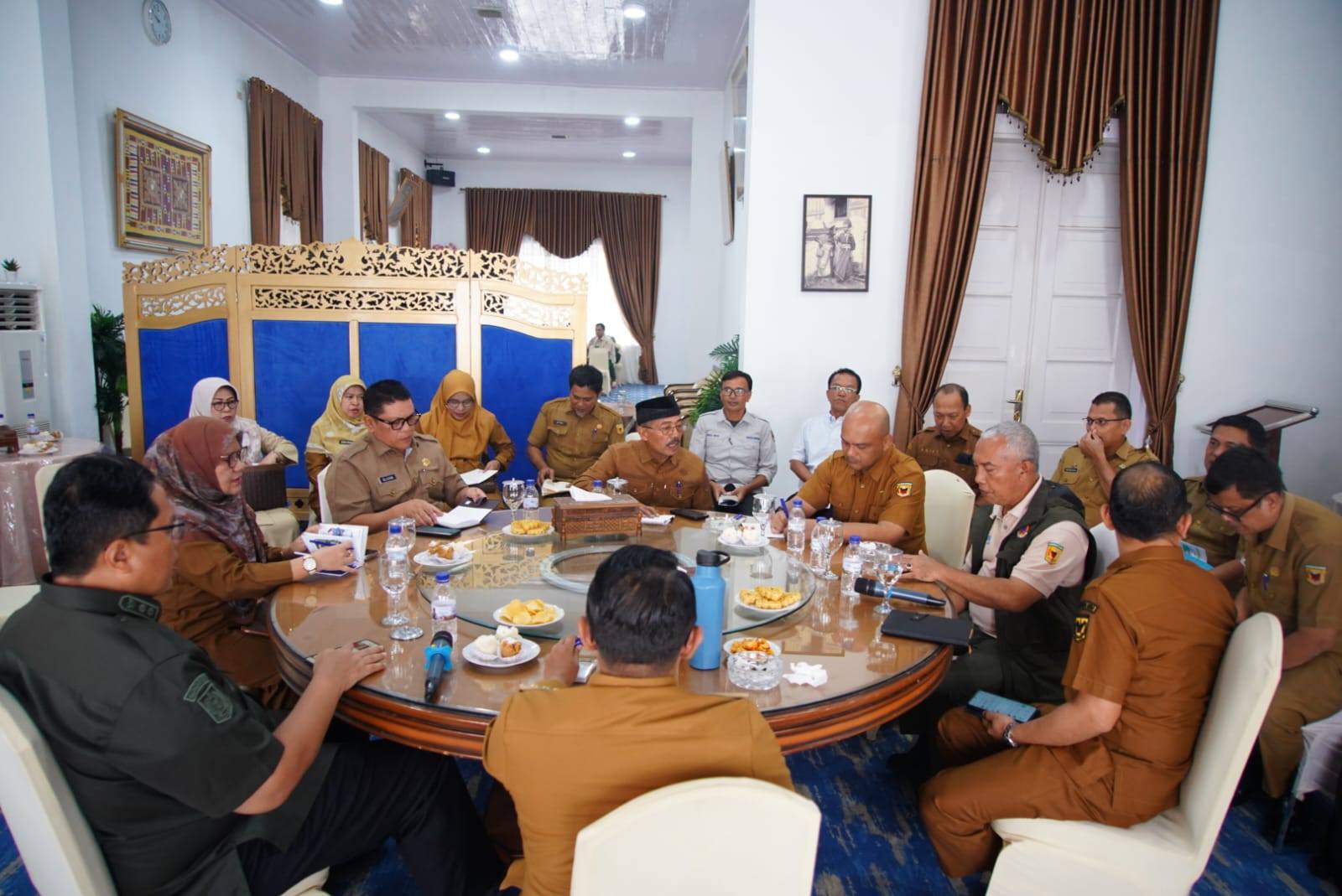 bupati-tanah-datar-genjot-pembangunan-huntara,-libatkan-tni-dan-opd