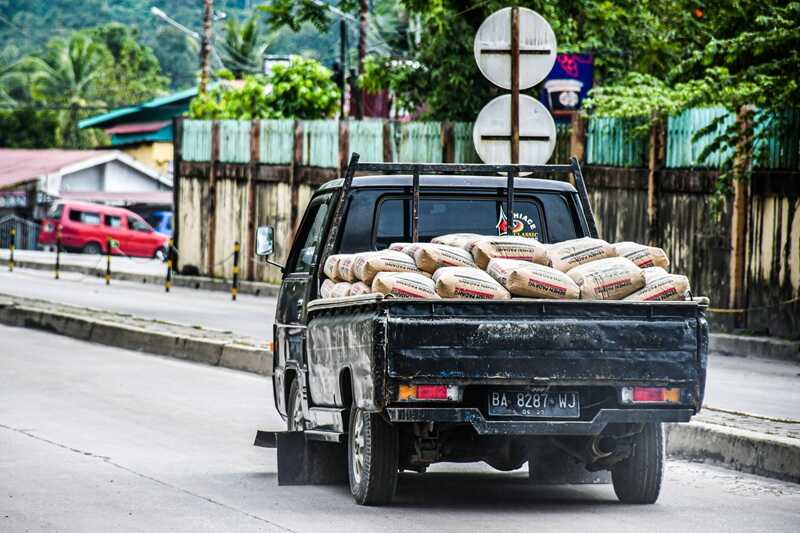 tantangan-distribusi-semen-di-sumbar:-pt-semen-padang-fokus-tembus-akses-wilayah-bencana