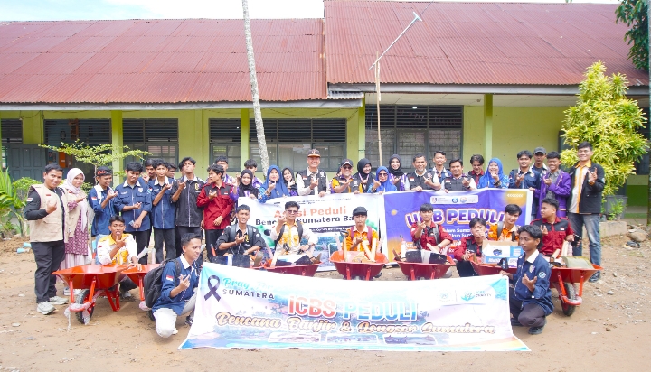 uisb-bersihkan-lumpur,-pulihkan-sekolah-pasca-bencana-di-padang