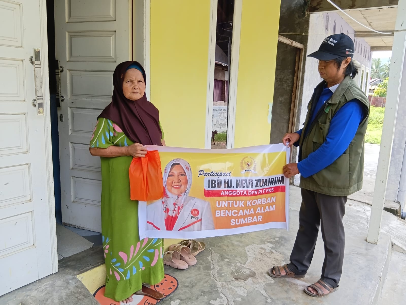 tak-hanya-di-dapilnya,-nevi-zuairina-juga-salurkan-bantuan-bencana-di-koto-tangah-padang