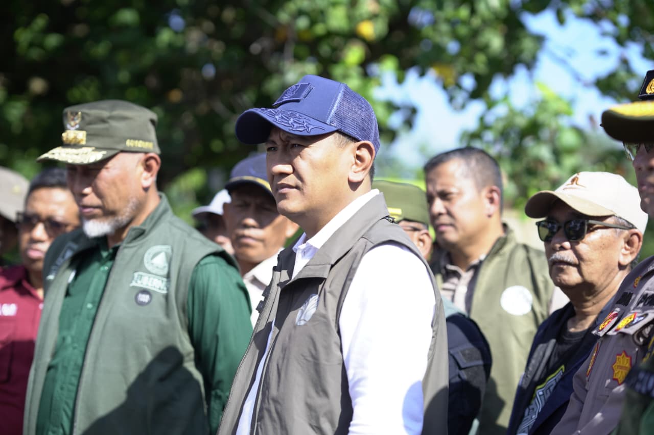 gubernur-sumbar-pimpin-gotong-royong-pulihkan-pantai-morgan-pasca-bencana