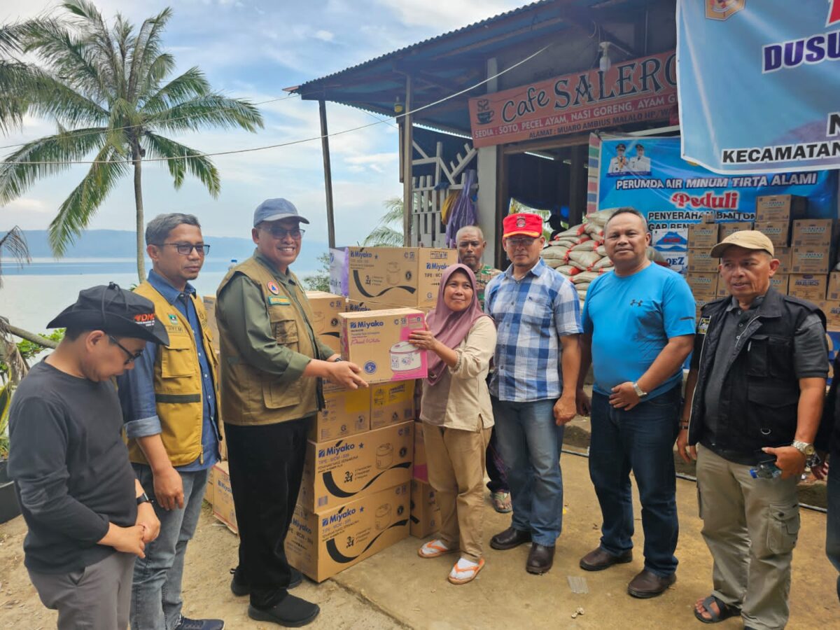 tinjau-lokasi-bencana,-sekdaprov-sumbar-serahkan-bantuan-untuk-warga-malalo