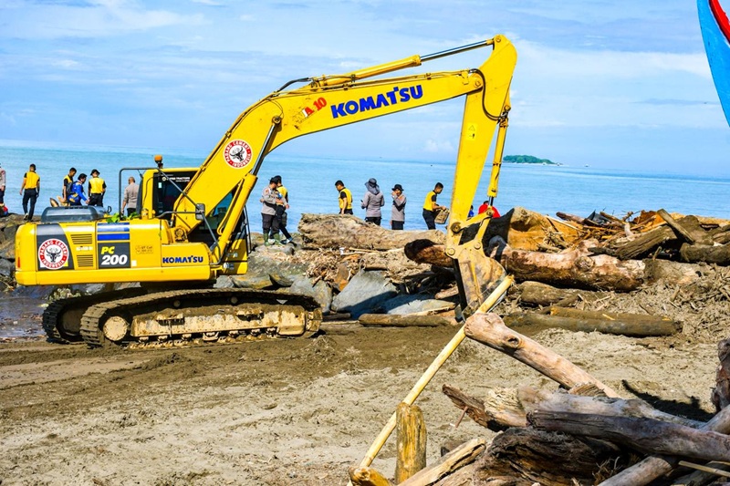 semen-padang-turun-tangan-bersihkan-kayu-di-pantai-parupuk,-wamenhut:-target-3-hari-bersih!