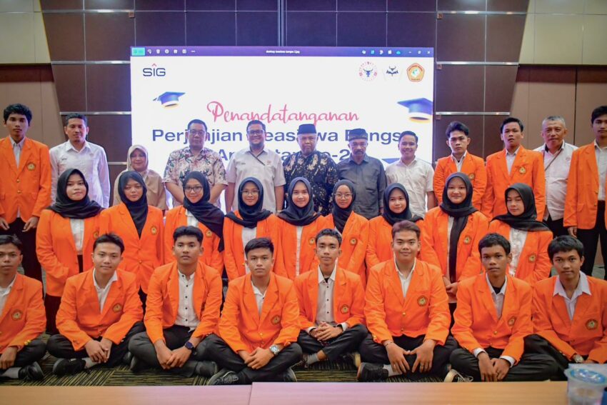 semen-padang-tingkatkan-sdm,-salurkan-beasiswa-anak-nagari-berprestasi