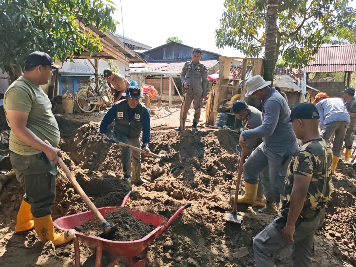 satpol-pp-padang-bantu-warga-bersihkan-lumpur-pasca-banjir