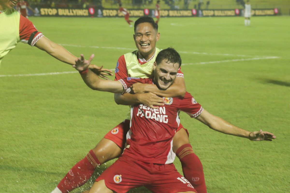 dua-kartu-merah,-var,-dan-gol-bunuh-diri:-semen-padang-tundukkan-persija-di-padang