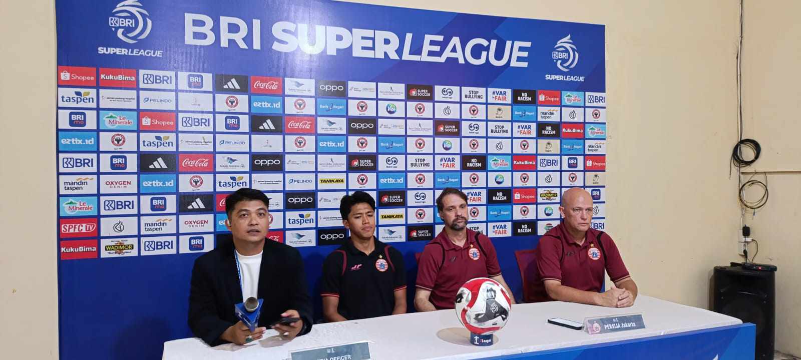 reaksi-pelatih-persija-ke-wasit-usai-gol-dianulir-dan-dua-pemainya-kena-kartu-merah-lawan-semen-padang-fc