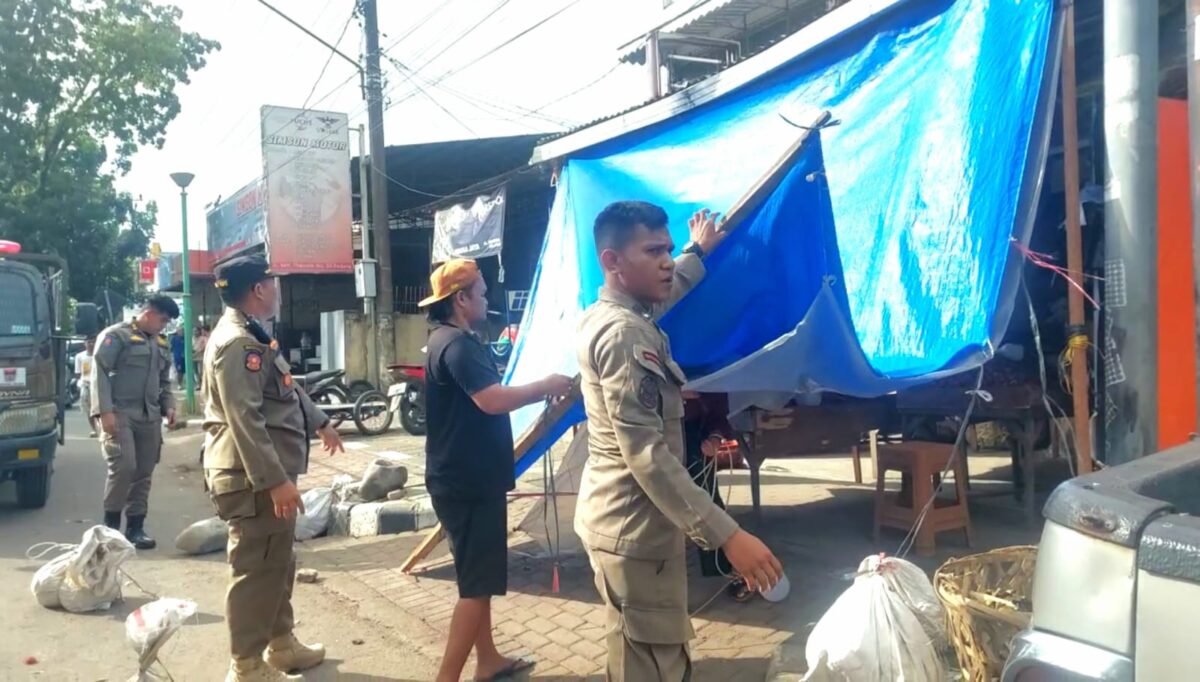 satpol-pp-kota-padang-lakukan-penertiban-pkl-yang-menggunakan-fasum
