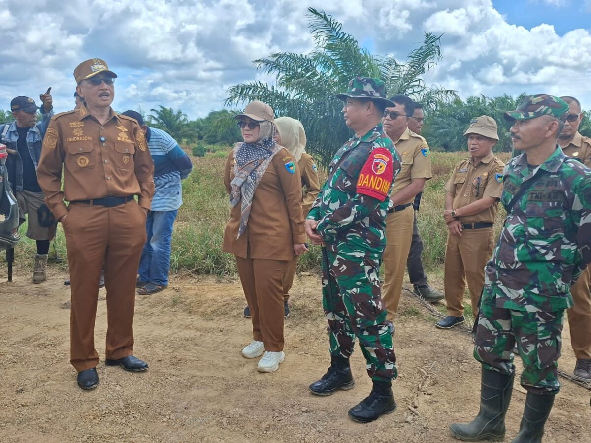 bupati-hendrajoni-dan-dandim-tinjau-lokasi-rencana-pembangunan-yonif-tp-di-pesisir-selatan