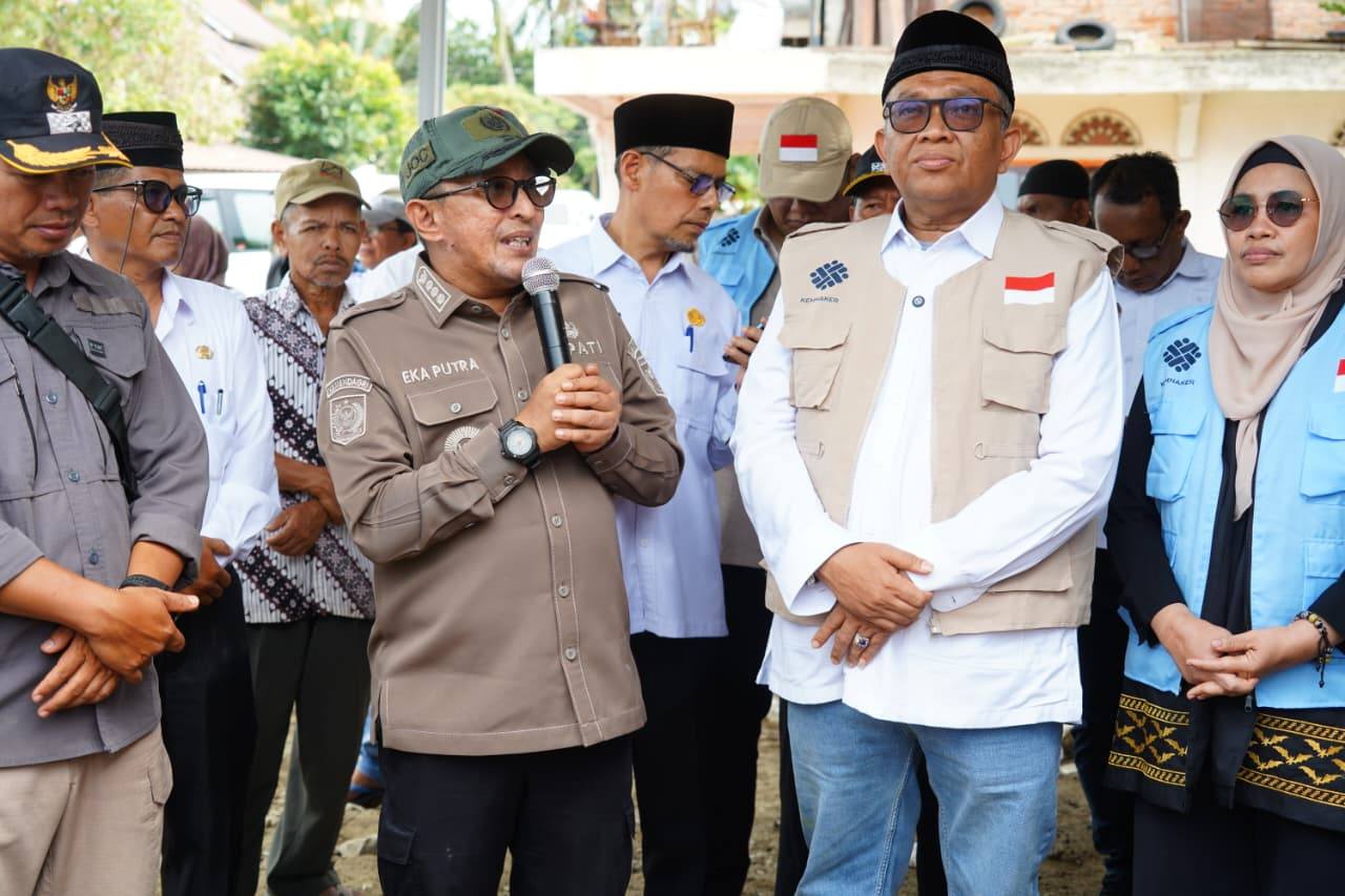 wamenaker-salurkan-bantuan,-pemerintah-daerah-bangkitkan-ekonomi-tanah-datar
