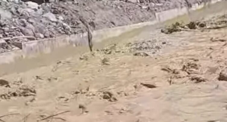 warga-maninjau-rekam-banjir-lumpur-dadakan-saat-cuaca-panas