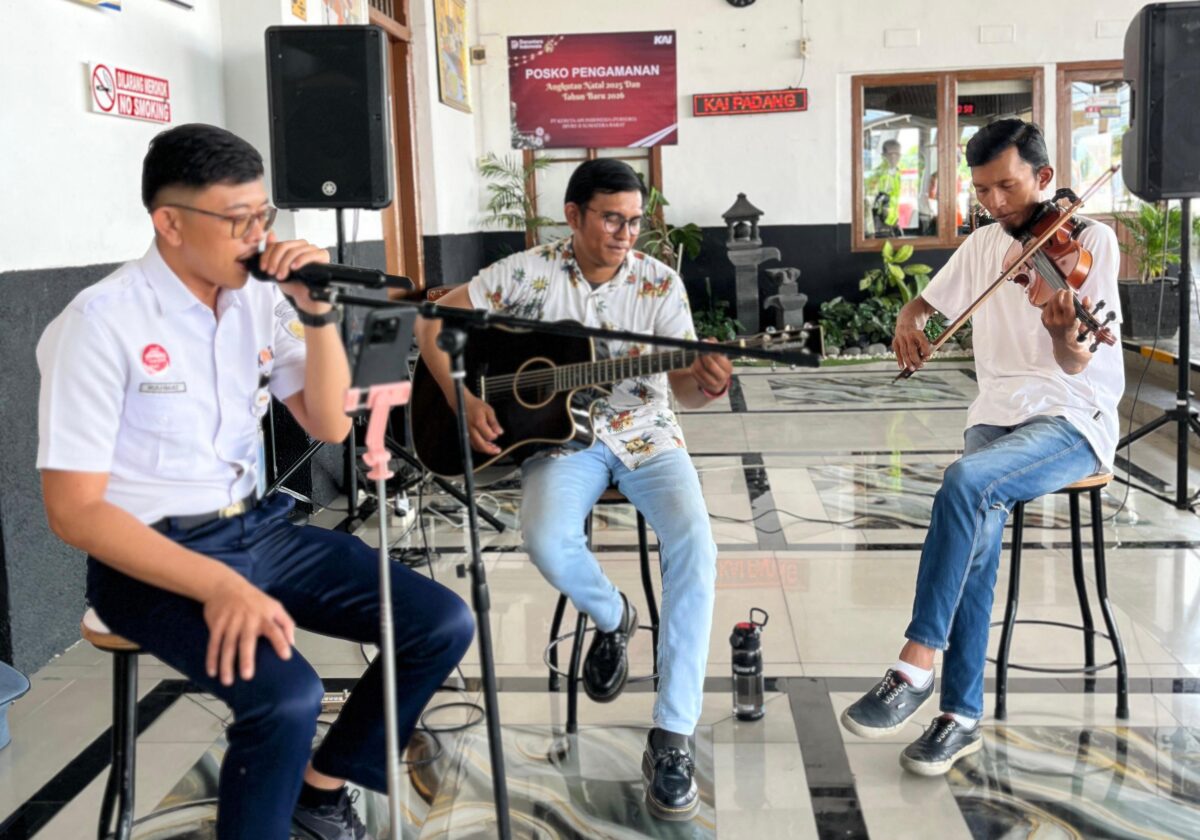 hadirkan-suasana-berbeda-di-masa-nataru,-kai-divre-ii-sumbar-suguhkan-live-music-di-stasiun-padang