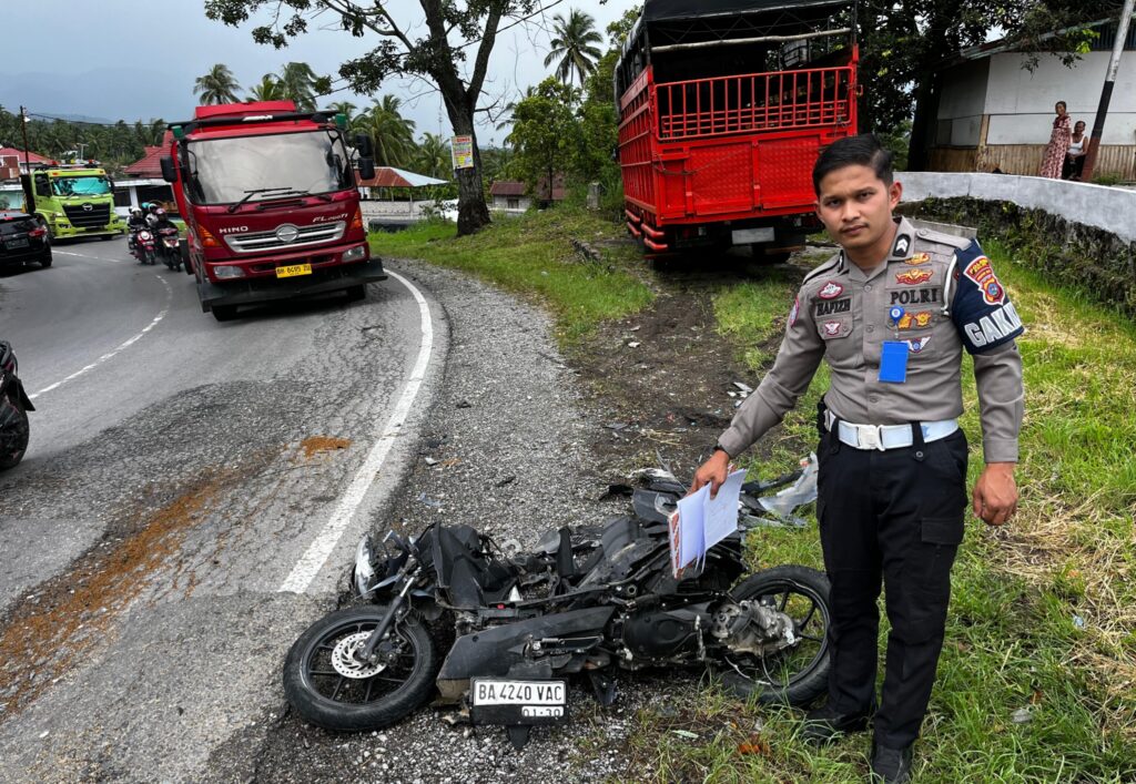 motor-selip,-mahasiswa-dharmasraya-selamat-dari-maut-usai-terlindas-truk