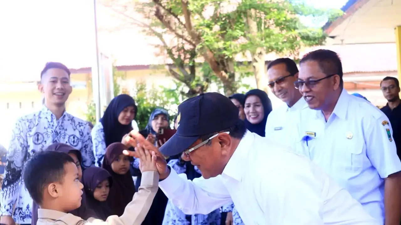 ringankan-beban-orang-tua,-pemkab-padang-pariaman-bagikan-6.859-seragam-gratis