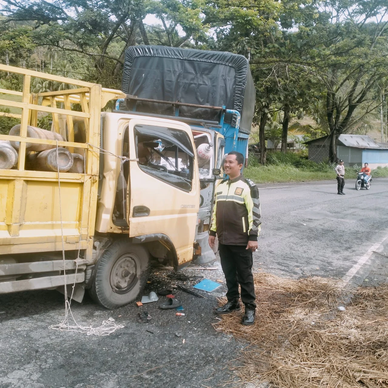 diduga-mengantuk,-dua-truk-colt-diesel-tabrakan-di-solok