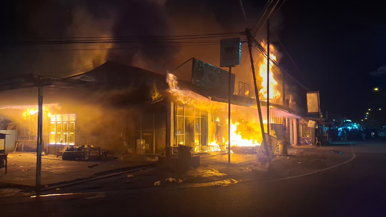 api-mengamuk-di-simpang-bandar-buat,-satu-rumah-dan-tiga-toko-hangus-dilalap-si-jago-merah