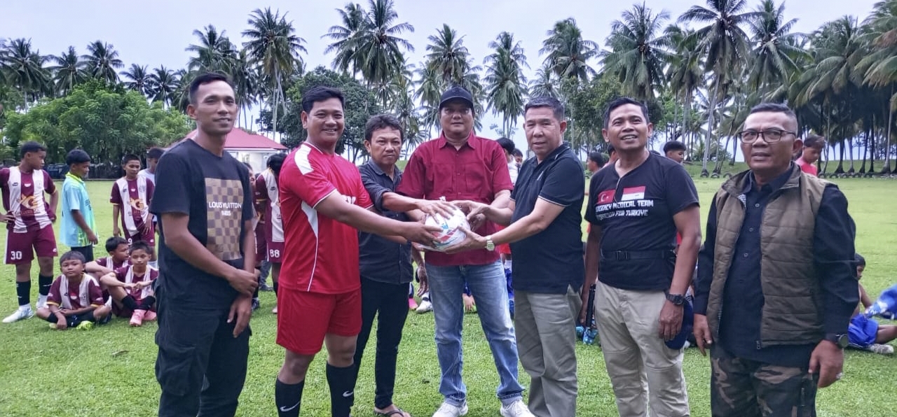 pkps-dan-hkb-pacu-semangat-sepakbola-batangkapas,-beri-bantuan-bola
