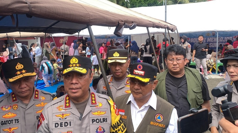 wakapolri-ke-padang-pariaman tinjau-daerah-terdampak-bencana 