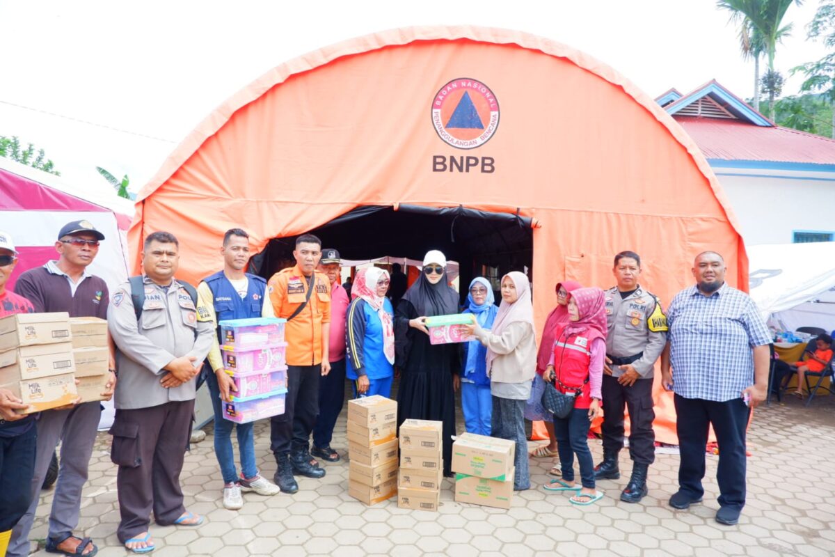 lisda-hendrajoni-tinjau-pengungsian-banjir-bayang-utara,-pastikan-kebutuhan-warga-terpenuhi