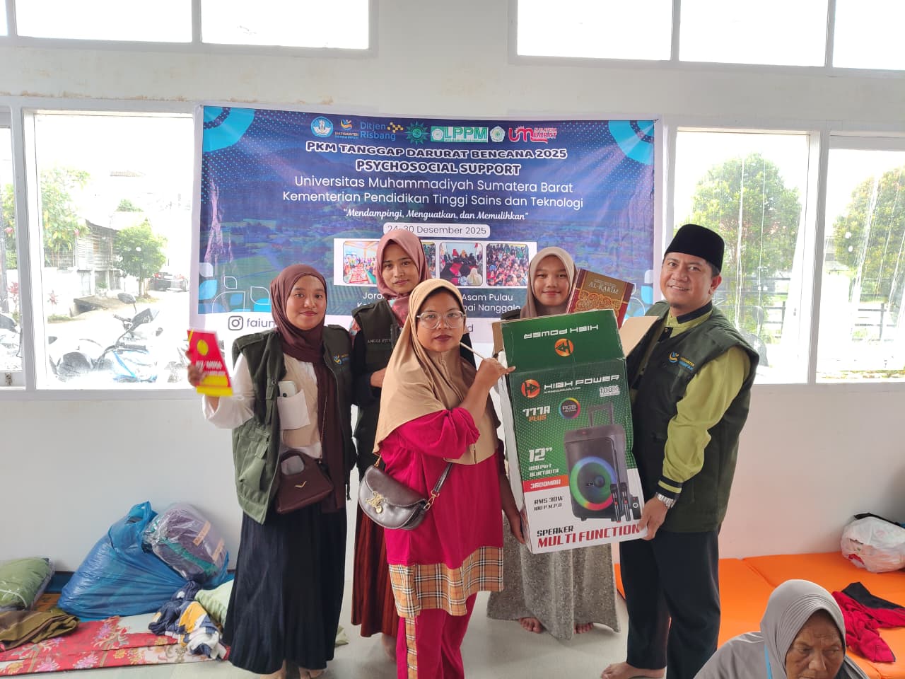 mahasiswa-um-sumbar-terjun-langsung-dukung-program-tanggap-darurat-kemdiktisaintek