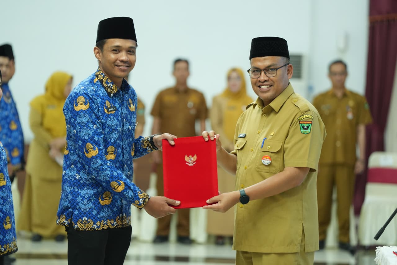 ingatkan-disiplin-dan-etos-kerja,-sekdaprov-sumbar-arry-yuswandi-serahkan-sk-117-pppk-paruh-waktu