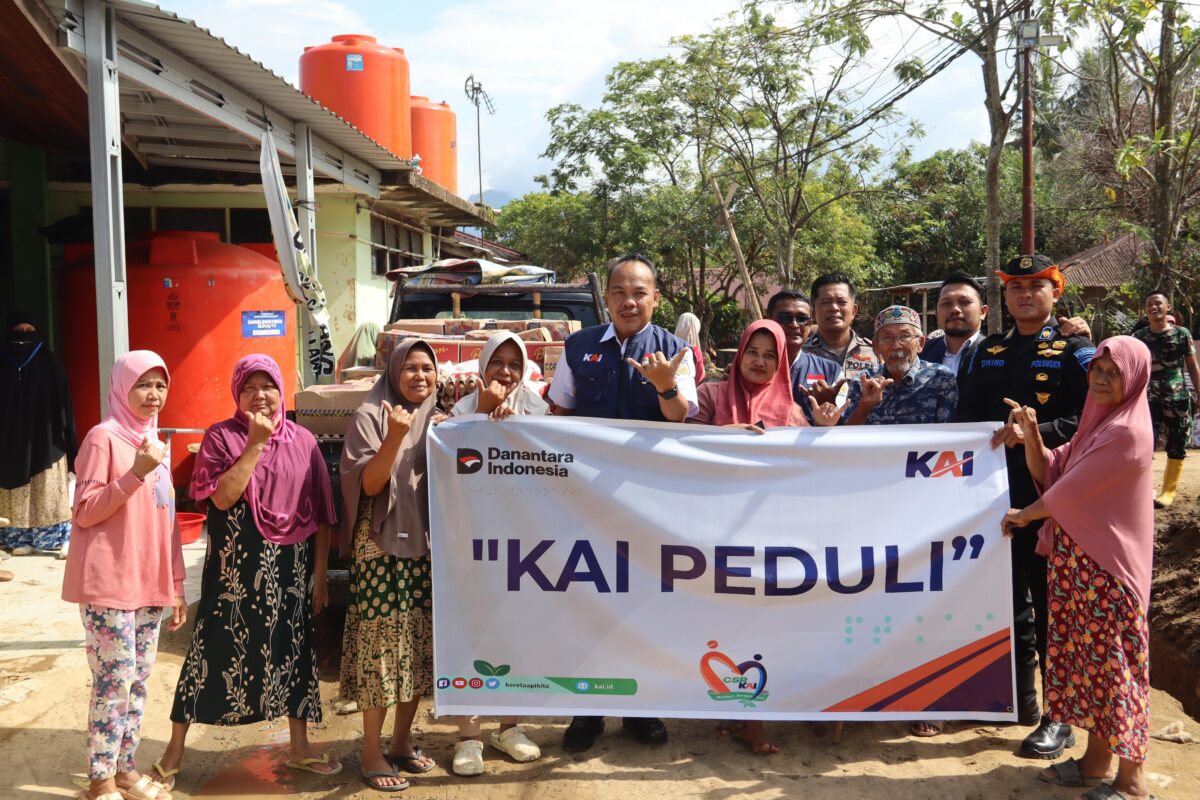 kai-divre-ii-sumbar-salurkan-bantuan-bagi-masyarakat-nanggalo-dan-batu-busuk-yang-terdampak-banjir