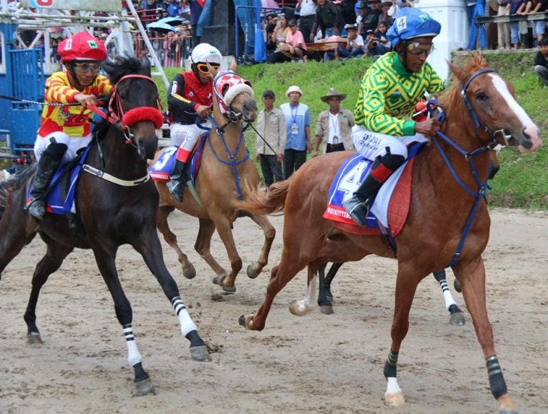 walikota-buka-pacu-kuda-bukittinggi–agam-untuk-galang-dana-bencana-alam