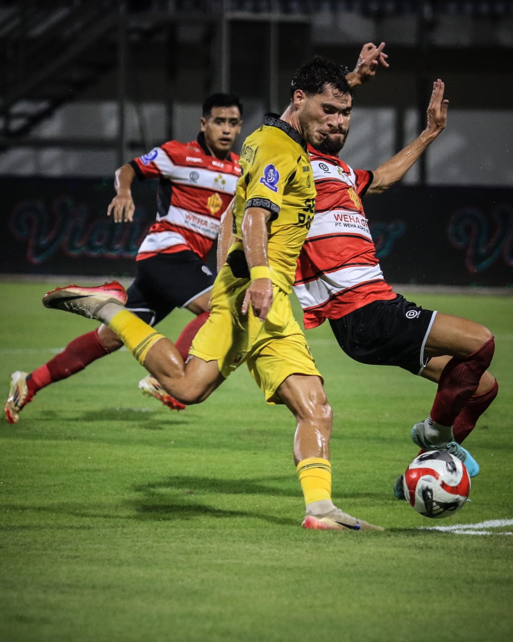 dibantai-madura-united-5-1performa-semen-padang-fc-menurun