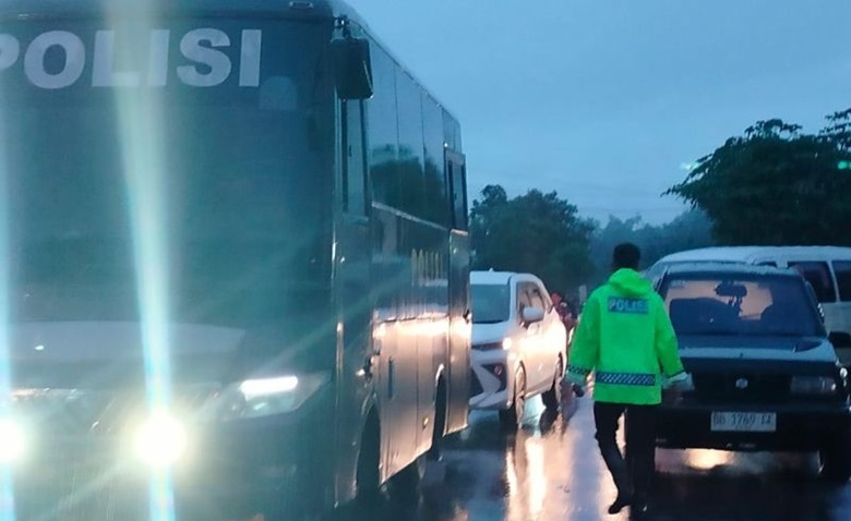 banjir-di-jalan-nasional,-ratusan-kendaraan-padang-–-pasaman-barat-terjebak-macet