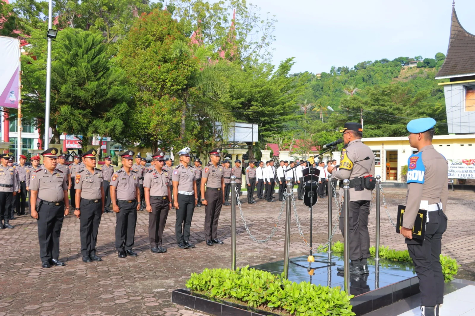 polres-pesisir-selatan-apresiasi-kinerja,-naikkan-pangkat-puluhan-personel