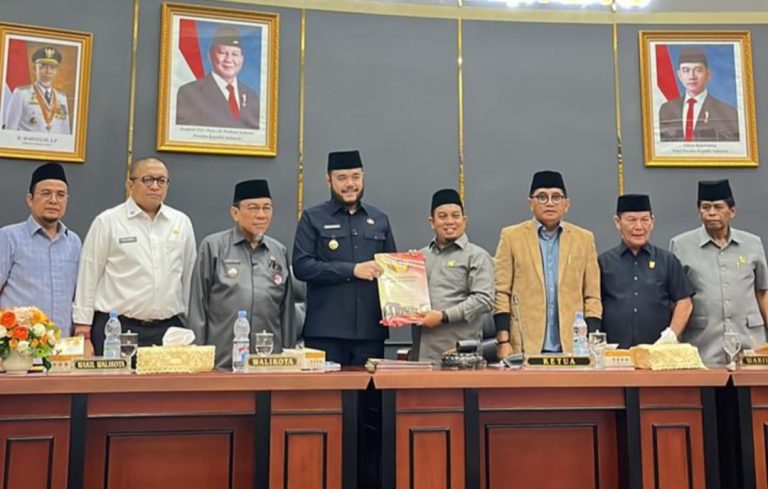 gelar-paripurna-penyampaian-fraksi-fraksi,-dprd-padang-sahkan-ranperda-penyelenggaraan-pangan