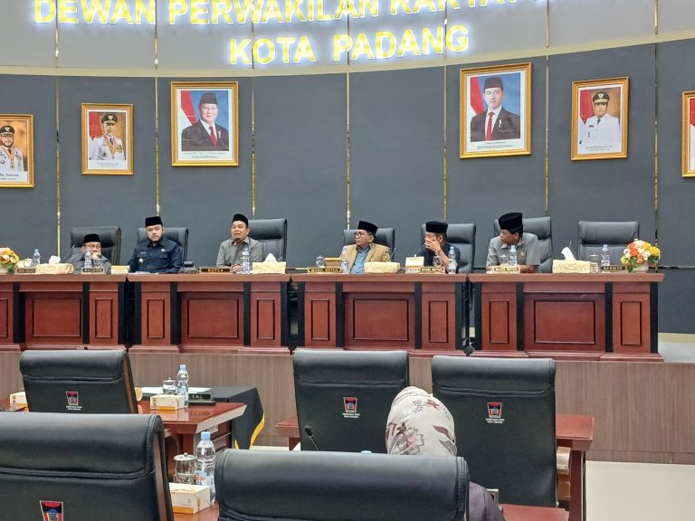 ketua-dprd-muharlion-pimpin-penutupan-masa-sidang-i-tahun-2025-dan-buka-masa-sidang-ii-2026