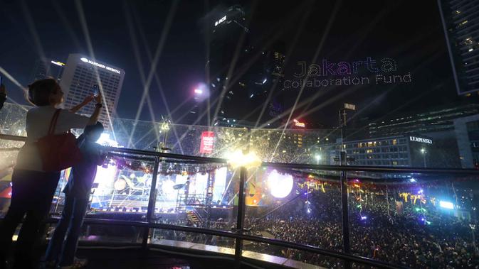 drone-hiasi-langit-jakarta,-warga-terpukau-visual-tahun-baru