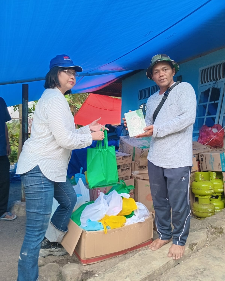 pemred-idn-times-uni-lubis-salurkan-bantuan-bagi-korban-longsor-di-labuah-nagari-sungai-batang