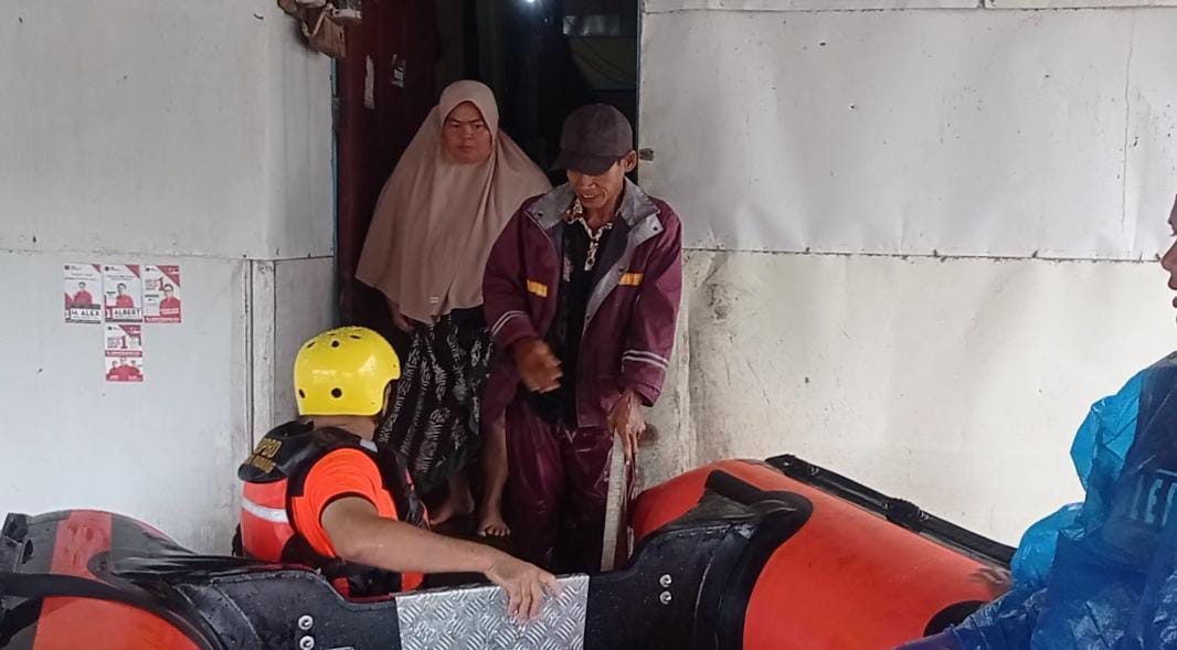 bpbd-padang-evakuasi-warga-terjebak-banjir-dadok-tunggul-hitam