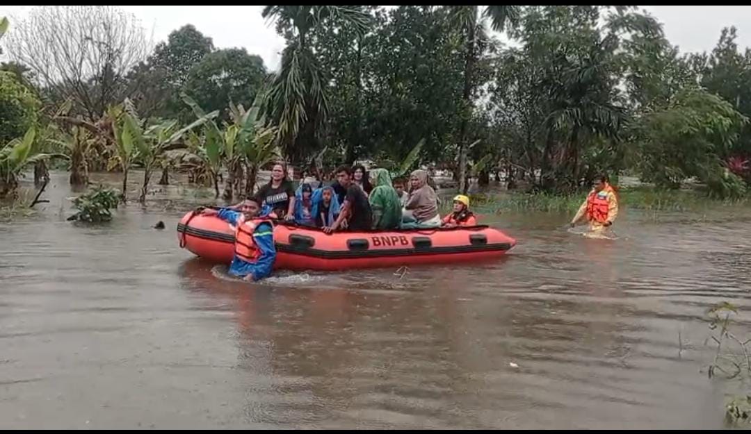 bpbd-kota-padang-kembali-evakuasi-warga-yang-terjebak-banjir
