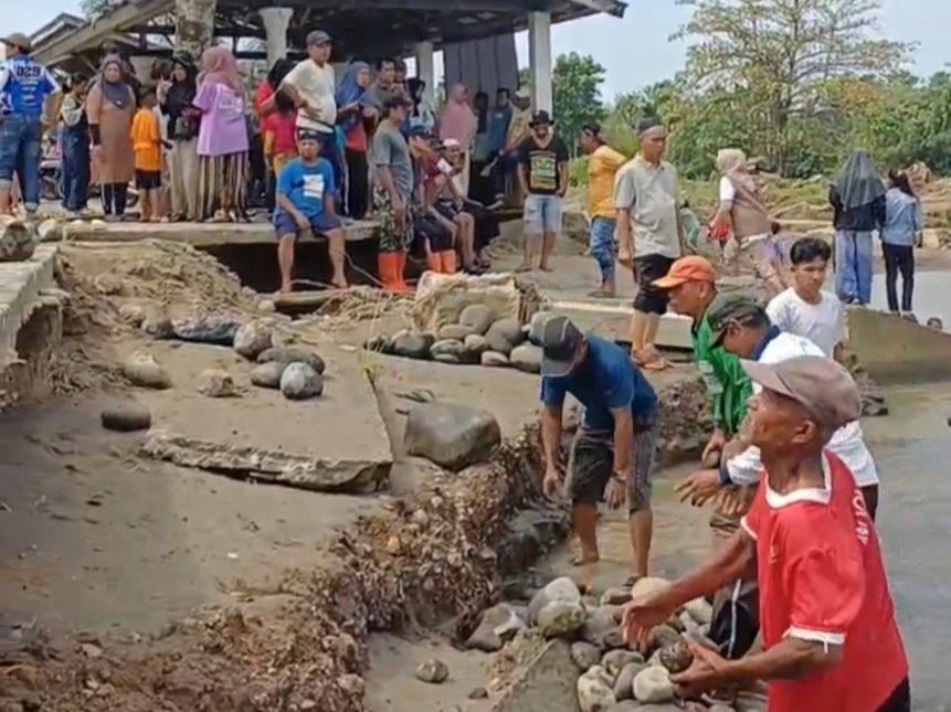 bupati-jka-ikut-goro-selamatkan-masjid-lubuak-bareh