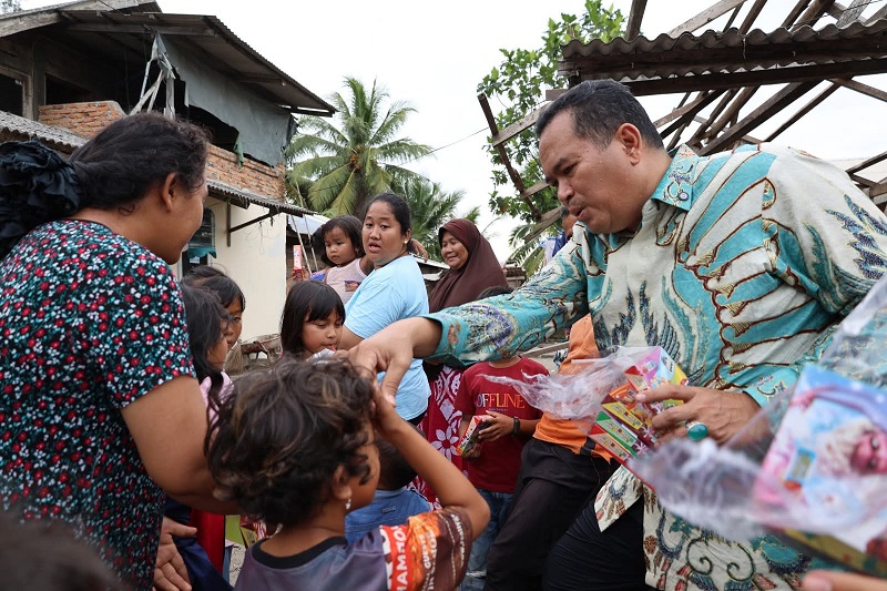 tinjau-rumah-warga-tak-layak-huni,-walikota-pariaman-serahkan-bantuan