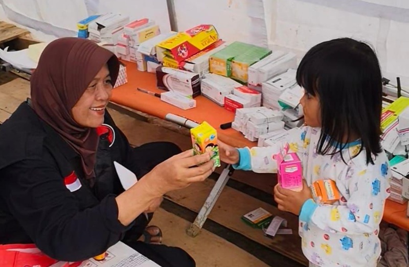 instruksi-langsung-megawati!-tim-pdi-perjuangan-taklukan-medan-berat-pesisir-selatan-demi-obati-pengungsi