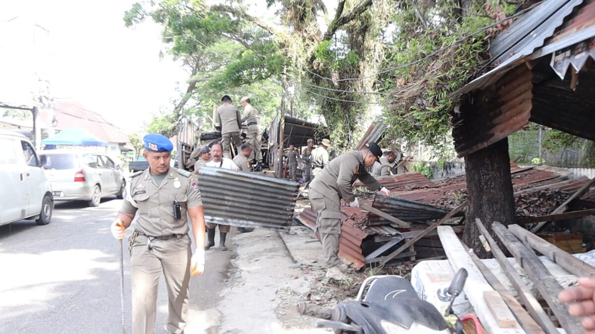 bangunan-di-atas-fasum-di-jalan-cupak-tangah-dibongkar,-pemilik-bandel