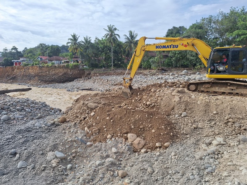 normalisasi-sungai-di-gunung-nago,-pt-semen-padang-kerahkan-ekskavator