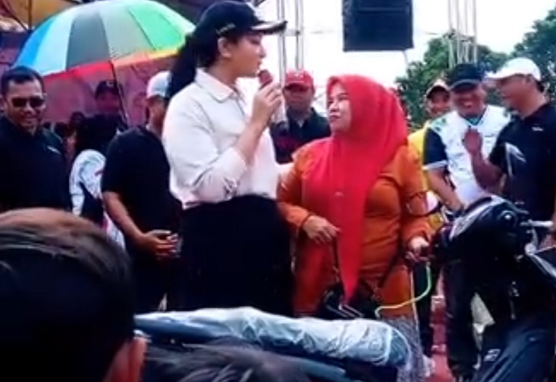 jalan-santai-hut-dharmasaraya-ke-22,-warga-setempat-dapat-sepeda-motor