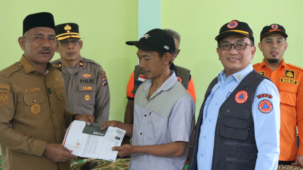 bnpb-serahkan-dth,-98-persen-warga-sumbar-terdampak-bencana-sudah-menerima
